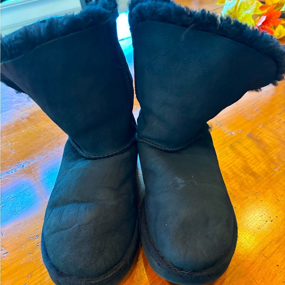 Uggs Women short ankle bootie with black fur lining